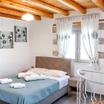 בית נופש Marilena Natural Stone House, By Hellocrete העיירה רתימנו